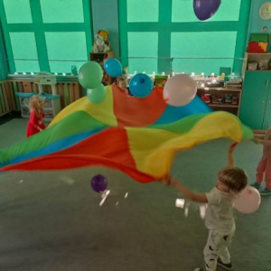 Zabawy z kolorową chusta animacyjną i balonami c.d.