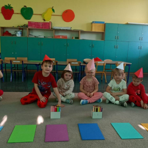 Dzieci z pomocą nauczyciela wykonały czapeczki