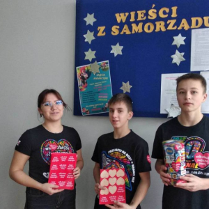 Wolontariusze WOŚP z Krempach podczas kwesty w naszej szkole
