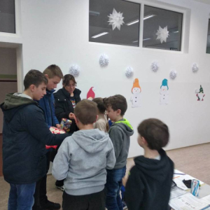 Wolontariusze WOŚP z Krempach podczas kwesty w naszej szkole