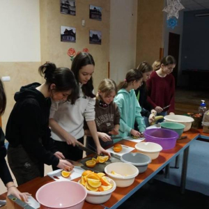 Uczniowie jako wolontariusze podczas przygotowywania posiłku