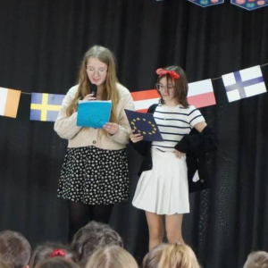 Występ uczniów podczas Dnia Europy