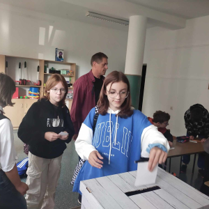 Uczniowie podczas głosowania